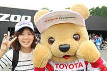 トヨタ くま吉 白黒ボーダーの女性と@ WEC 2015年 第6戦 富士6時間レース