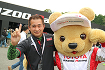 トヨタ くま吉 TRDシャツの男性と@ WEC 2015年 第6戦 富士6時間レース