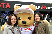 トヨタ くま吉 赤縁眼鏡の女性2人と@ WEC 2015年 第6戦 富士6時間レース