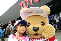 トヨタ くま吉 キティちゃんTシャツの女の子と@ WEC 2015年 第6戦 富士6時間レース