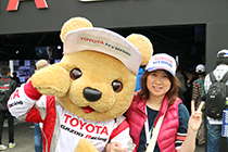 トヨタ くま吉 赤のダウンベストの女性と@ WEC 2015年 第6戦 富士6時間レース