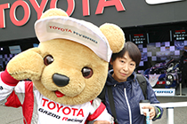 トヨタ くま吉 コーヒーを持った女性と@ WEC 2015年 第6戦 富士6時間レース
