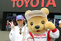 トヨタ くま吉 赤サングラスの女性と@ WEC 2015年 第6戦 富士6時間レース
