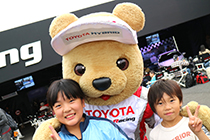 トヨタ くま吉 お揃いピースサインの姉弟と@ WEC 2015年 第6戦 富士6時間レース