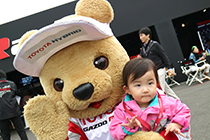 トヨタ くま吉 ピンクウィンドブレーカーの女の子と@ WEC 2015年 第6戦 富士6時間レース