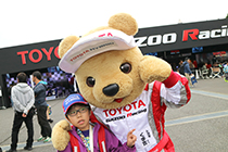 トヨタ くま吉 パープルウィンドブレーカーの少年と@ WEC 2015年 第6戦 富士6時間レース
