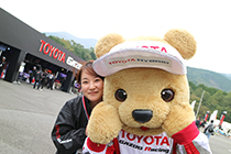 トヨタ くま吉 TOYOTA GRウィンドブレーカーの女性と@ WEC 2015年 第6戦 富士6時間レース