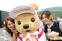 トヨタ くま吉 春那美希さんと女性と@ WEC 2015年 第6戦 富士6時間レース