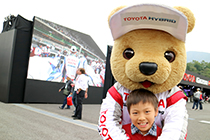 トヨタ くま吉 赤ポロシャツの少年と@ WEC 2015年 第6戦 富士6時間レース