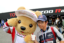 トヨタ くま吉 レッドブルキャップの男性と@ WEC 2015年 第6戦 富士6時間レース