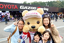 トヨタ くま吉 全員ピースサインの女の子4人組みと@ WEC 2015年 第6戦 富士6時間レース