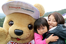 トヨタ くま吉 ピンク黒のウィンドブレーカーの親子と@ WEC 2015年 第6戦 富士6時間レース