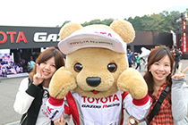 トヨタ くま吉 白黒スタジャンの女性2人と@ WEC 2015年 第6戦 富士6時間レース