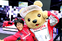 トヨタ くま吉 赤チャンピオンの服の少年と@ WEC 2015年 第6戦 富士6時間レース