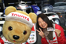 トヨタ くま吉 TS040の前でステッカーを持った女性と@ WEC 2015年 第6戦 富士6時間レース