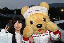 トヨタ くま吉 袋を持った女性と@ WEC 2015年 第6戦 富士6時間レース