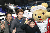 トヨタ くま吉 TS040の前で敬礼ポーズの親子3人と@ WEC 2015年 第6戦 富士6時間レース