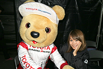 トヨタ くま吉 関係者の女性と@ WEC 2015年 第6戦 富士6時間レース