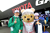 トヨタ くま吉 TOYOTA HYBRIDタオルを首に巻いた夫婦と@ WEC 2015年 第6戦 富士6時間レース