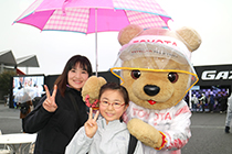 トヨタ くま吉 ピンクの傘の親子と@ WEC 2015年 第6戦 富士6時間レース