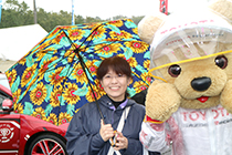 トヨタ くま吉 ひまわりの柄の傘の女性と@ WEC 2015年 第6戦 富士6時間レース
