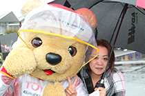 トヨタ くま吉 ADVANの傘の女性と@ WEC 2015年 第6戦 富士6時間レース