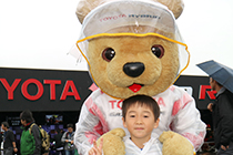 トヨタ くま吉 くま吉の頭を上に乗せた少年と@ WEC 2015年 第6戦 富士6時間レース