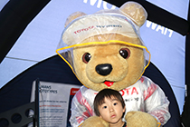 トヨタ くま吉 カメラに納得がいかない男の子と@ WEC 2015年 第6戦 富士6時間レース