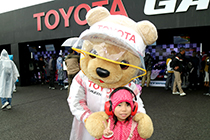 トヨタ くま吉 赤いヘッドセットの女の子と@ WEC 2015年 第6戦 富士6時間レース
