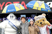 トヨタ くま吉 ビバンダム君とカップルに傘をさしてあげる@ WEC 2015年 第6戦 富士6時間レース