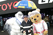 トヨタ くま吉 ビバンダム君とコーヒーを持った男性と@ WEC 2015年 第6戦 富士6時間レース