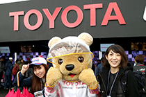 トヨタ くま吉 赤い傘の女性2人と@ WEC 2015年 第6戦 富士6時間レース