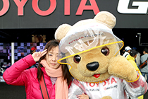 トヨタ くま吉 ピンクのマフラーの女性と@ WEC 2015年 第6戦 富士6時間レース