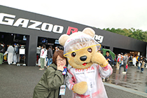 トヨタ くま吉 カーキ色カッパの女性と@ WEC 2015年 第6戦 富士6時間レース