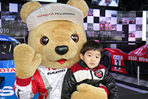 トヨタ くま吉 マックィーンジャンパーの男の子と@ WEC 2015年 第6戦 富士6時間レース