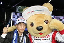 トヨタ くま吉 TOYOTA HYBRIDタオルを首に巻いた少年と@ WEC 2015年 第6戦 富士6時間レース