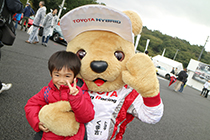 トヨタ くま吉 赤いダウンの少年と@ WEC 2015年 第6戦 富士6時間レース