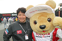 トヨタ くま吉 columbia TOYOTAジャンパーの男性と@ WEC 2015年 第6戦 富士6時間レース