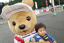 トヨタ くま吉 バットマンのよだれかけの男の子と@ WEC 2015年 第6戦 富士6時間レース