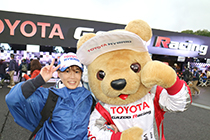 トヨタ くま吉 黒リュックの女性と@ WEC 2015年 第6戦 富士6時間レース