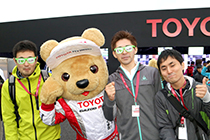 トヨタ くま吉 イベントブースの前で男性3人組みと@ WEC 2015年 第6戦 富士6時間レース