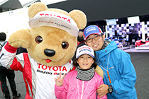 トヨタ くま吉 色違いTOYOTA HYBRIDキャップの親子と@ WEC 2015年 第6戦 富士6時間レース