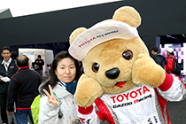 トヨタ くま吉 紺タオルを首に巻いた女性と@ WEC 2015年 第6戦 富士6時間レース