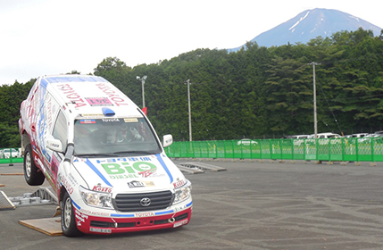 ランドクルーザーに乗るトヨタ くま吉