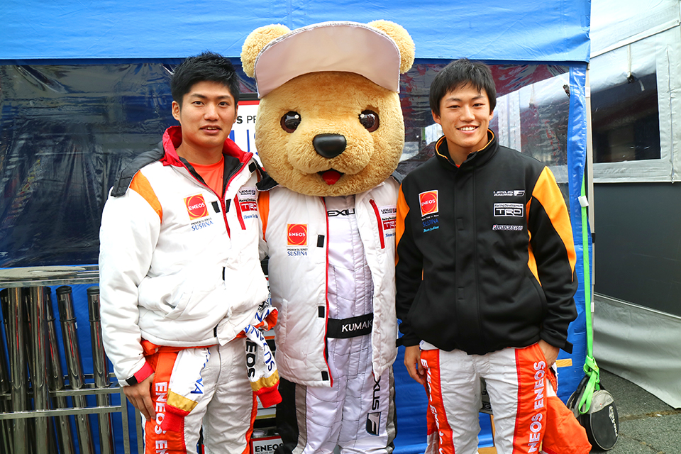 大嶋和也選手と国本雄資選手と写真を撮るくま吉
