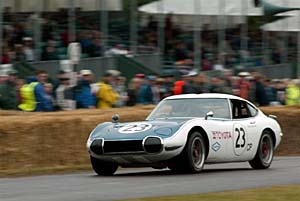トヨタ2000GT(1968)：SCCAレースを戦った栄光のレースカーを斎藤トヨタ自動車副社長が駆り勇姿を披露