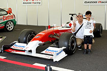 レーシングカー大集合 @ スーパーフォーミュラ 2015年 第2戦 岡山   白Tシャツとシャツの親子とF3マシン 