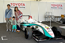 レーシングカー大集合 @ スーパーフォーミュラ 2015年 第2戦 岡山　アンダーアーマー4人家族とF3マシンと