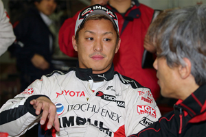 ヨコハマタイヤのエンジニアと話す関口 雄飛（ITOCHU ENEX TEAM IMPUL）