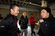永井洋治スーパーフォーミュラプロジェクトリーダーと話す小林可夢偉選手